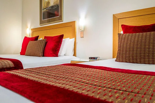 غرفة ديلوكس بسرير كوين وسرير فردي، Best Western Plus Travel Inn Hotel 6/9