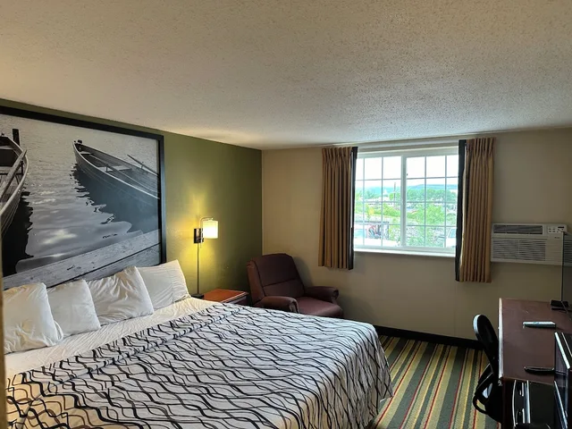 غرفة قياسية بسرير كينج، Super 8 by Wyndham Winona MN 1/10