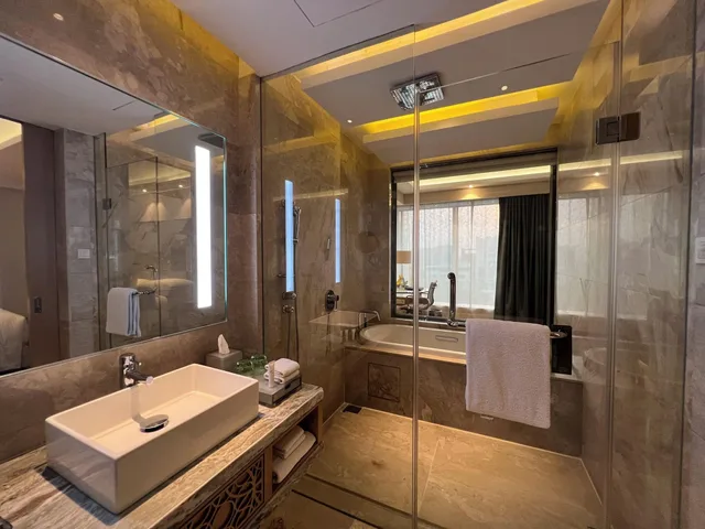 جناح كلوب، Renaissance Dhaka Gulshan Hotel 4/5