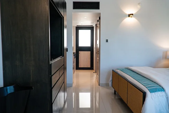 استوديو بسرير كينج بشرفة مع أريكة، Flamboyan Hotel and Residences 6/10