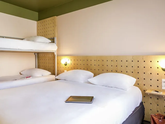 Family, 1 Double and 2 Bunk Beds، greet Hotel Marseille Centre Saint Charles 4/10