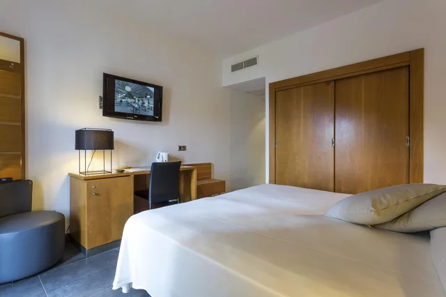 غرفة ديلوكس مفردة بإطلالة على البحر، Palladium Hotel Cala Llonga - Adults Only 2/2