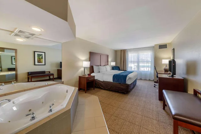 جناح بسرير كينج بحوض جاكوزي، Comfort Inn & Suites Northern Kentucky 8/9