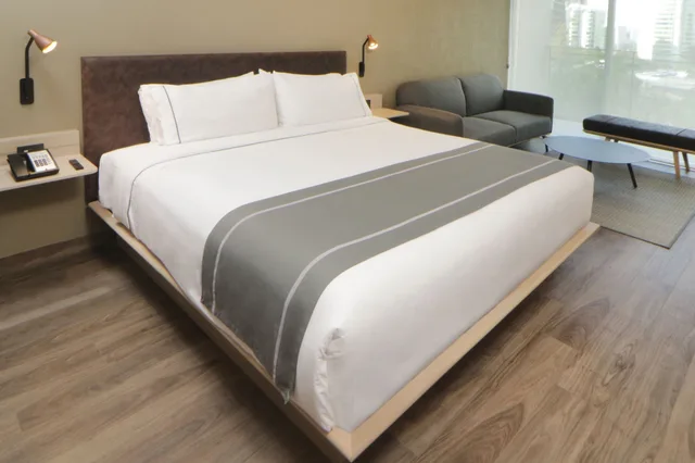 جناح بسرير كينج بغرفة نوم واحدة مع أريكة، City Express Plus By Marriott Guadalajara Providencia 1/4