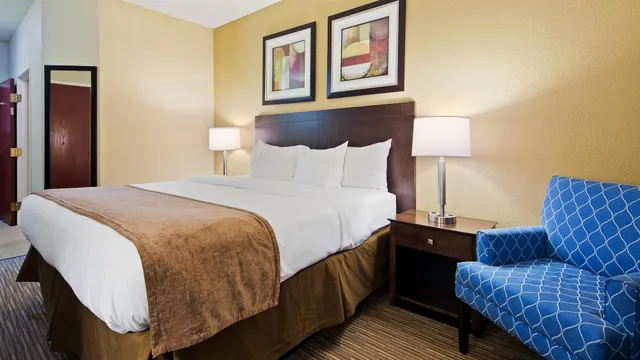 غرفة قياسية بسرير كينج لذوي الإعاقة، Best Western Port Huron Blue Water Bridge 2/7