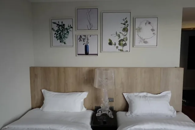 غرفة ديلوكس بسريرين منفصلين، The 28Th Hotel 4/8