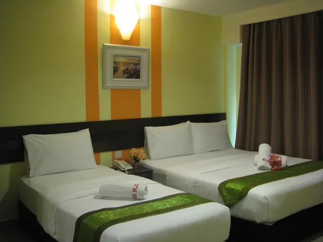 غرفة عائلية بسريرين كوين بشرفة، Sun Inns Rest House Kuantan 3/8