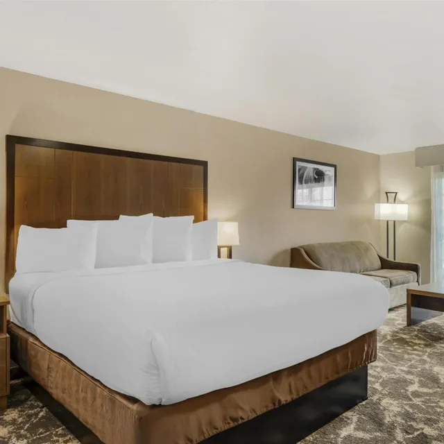 غرفة بسرير كينج بجاكوزي، Best Western Plus Riverfront Hotel And Suites 3/7