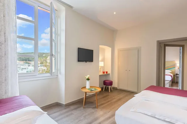 Family, Multiple Beds، Best Western Hotel Du Roy D'aragon 1/4