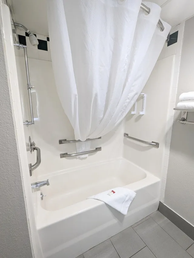 غرفة بسرير كوين لذوي الإعاقة، AmericInn by Wyndham Green Bay Near Stadium 3/3