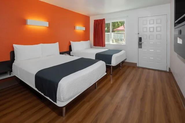 غرفة قياسية بسريرين مزدوجين لذوي الإعاقة، Motel6 Carpinteria CA Santa Barbara South 4/6