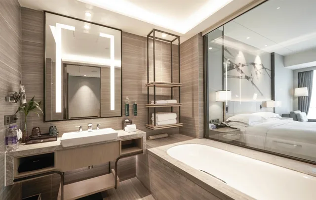 غرفة ديلوكس بسرير كينج بإطلالة على المسبح، Doubletree By Hilton Shenzhen Longhua 3/5