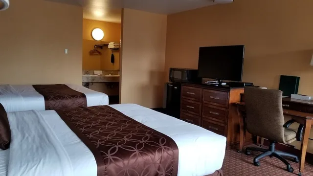 Standard, 2 Queen Beds, Forks Motel 5/5