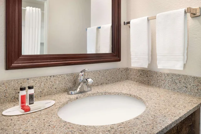 غرفة بسريرين كوين، Baymont Inn and Suites by Wyndham Swanton/Toledo Airport 2/3