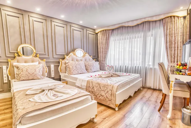 Family, 1 Single and 2 Queen Beds، Sirkeci Ersu Hotel 4/10