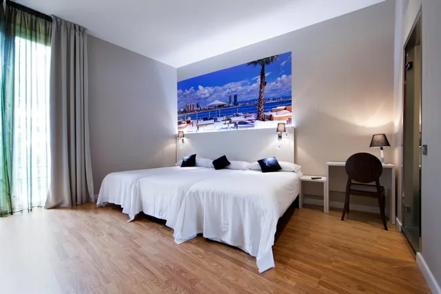 غرفة بسرير مزدوج وسريرين منفصلين، Hostal Bcn Ramblas 1/2