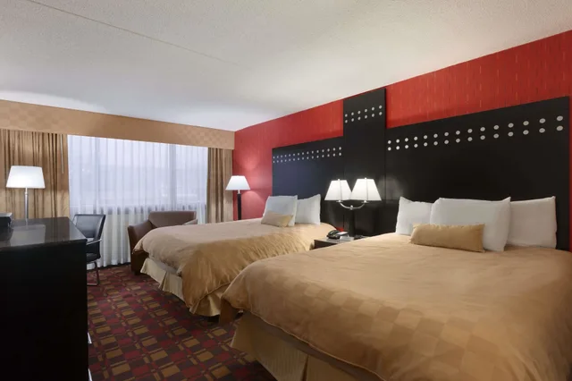 غرفة قياسية بسريرين كوين، Ramada By Wyndham Rochelle Park Near Paramus 1/4