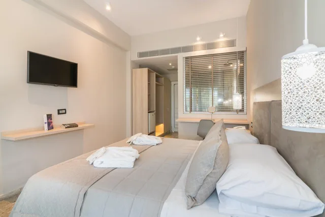Deluxe, VenusHotel and Suites 3/6
