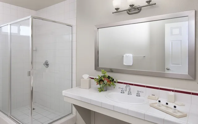 Deluxe, King Bed, Partial Ocean View, Jetted Tub, Cambria Landing Inn & Suites 10/10