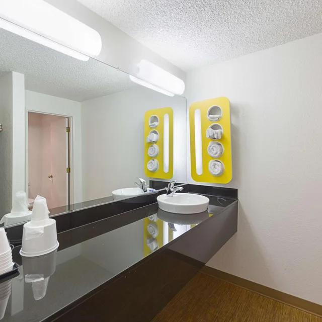 غرفة بسرير كينج وسريرين كوين لذوي الإعاقة، Motel6 Gold Beach, OR 7/7