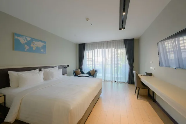 غرفة بريميوم بسرير كينج بإطلالة على المسبح بحوض استحمام، Lewit Hotel Pattaya, a member of Radisson Individuals 1/7