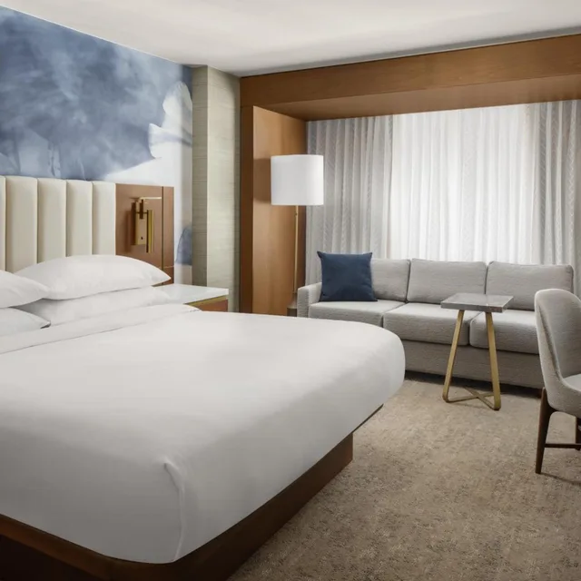 غرفة كبيرة بسرير كينج، Houston Marriott Uptown by the Galleria 1/8