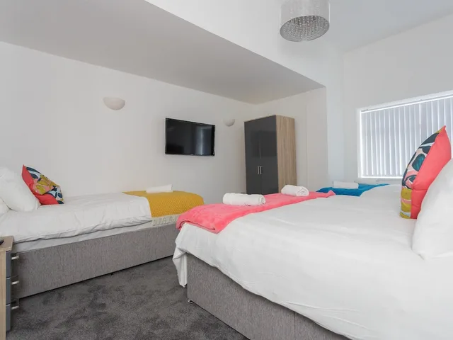 Deluxe, Apartment, 1 Single and 2 Double Beds, Private Bathroom, Live In Leeds Greenhill Bungalows 2/10