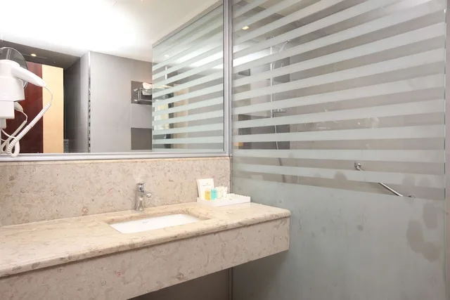 Executive, Suite, King Bed, Golden Tulip Hotel 9/10