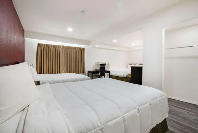 Upgrade, 3 Queen Beds، Econo Lodge Needles 1/6