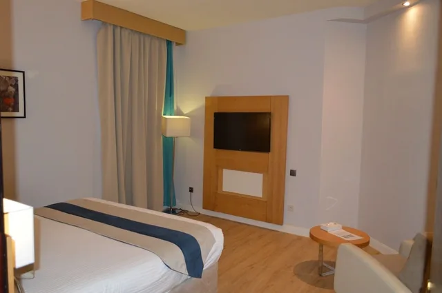 Executive, Suite, King Bed, Golden Tulip Hotel 4/10