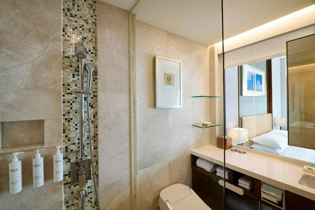 غرفة بسريرين منفصلين مع دخول الصالة في طابق مرتفع، Courtyard By Marriott Seoul Times Square 6/8