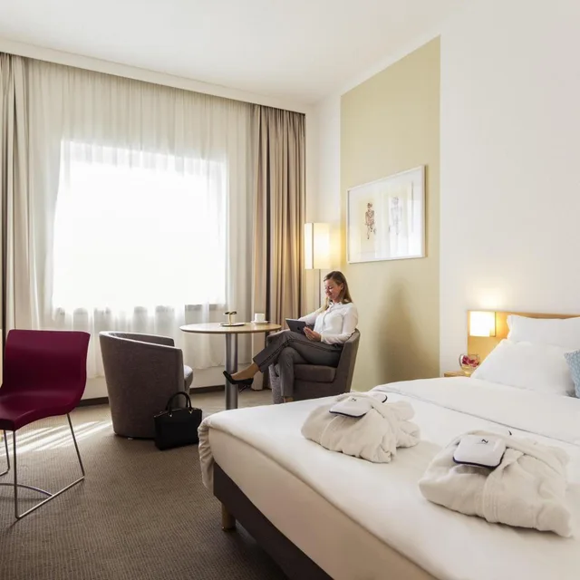 غرفة سوبيريور بسرير كينج وسرير كوين، Novotel Dusseldorf City West 3/9