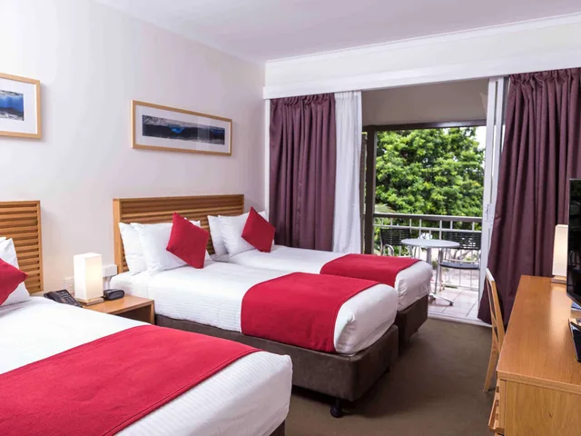 Room, 1 Queen and 1 Single Bed, Garden View, Novotel Sunshine Coast Resort 7/10