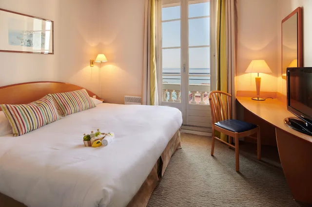 Room, Double or Twin Bed, Sea View, Hotel Vacances Bleues Le Balmoral 6/10