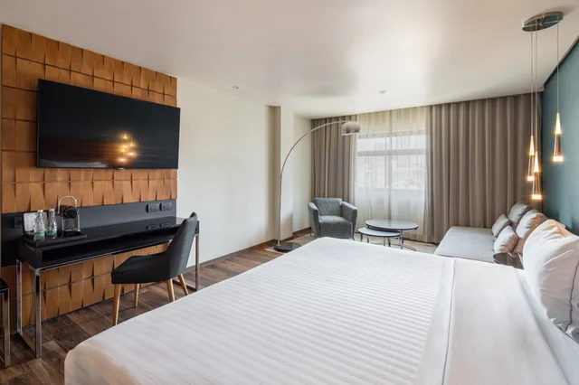 جناح جونيور، Hotel Real del Río 1/4