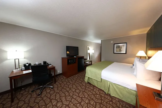 جناح بسرير كينج بمطبخ صغير، AmericInn by Wyndham Grand Rapids Airport North 1/5
