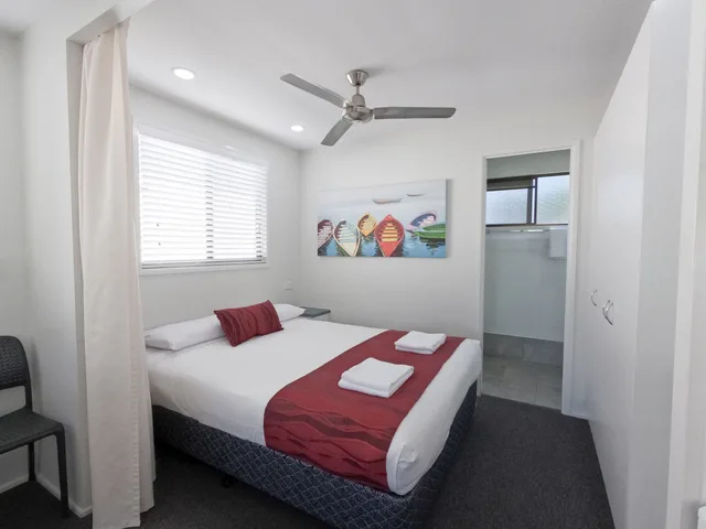 كابينة بسرير كوين وسرير فردي وسرير بطابقين وسرير كوين، Alex Beach Cabins and Tourist Park 1/2