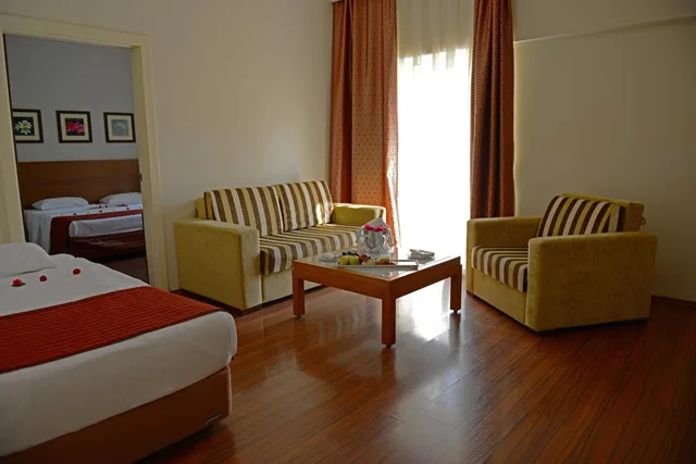 غرفة عائلية بحمام مشترك، Queens Park Le Jardin 4/8