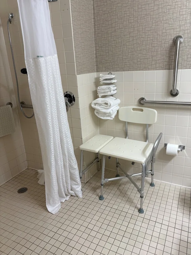 غرفة بسرير كوين لذوي الإعاقة، Days Hotel By Wyndham University Ave Se 10/10