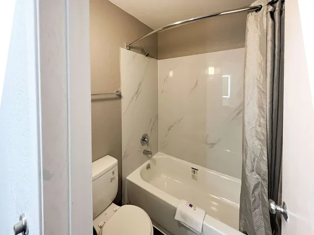 غرفة قياسية بسرير كوين بمطبخ صغير، Studio6 Altoona, IA - Des Moines East 6/10