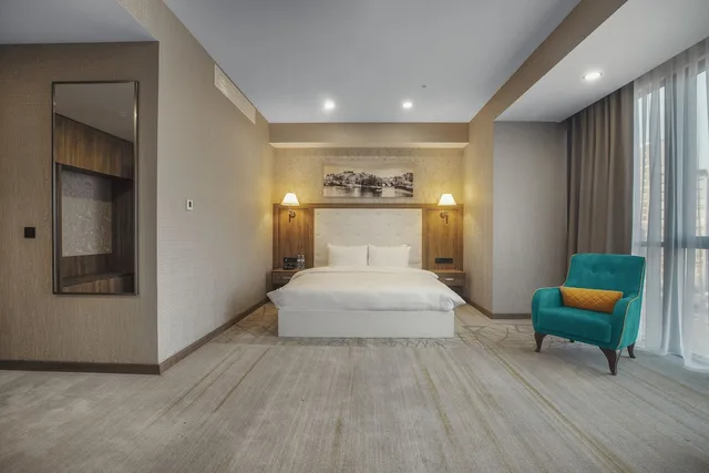 غرفة ملكية بسريرين كينج مع أريكة، Royal Tulip Hotel and Casino Jewel 2/3