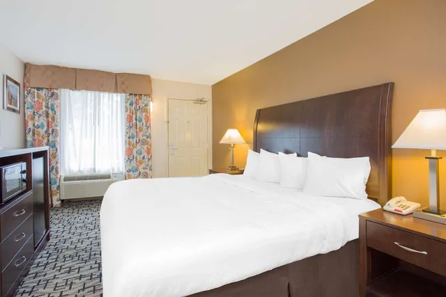 جناح بسرير كينج مع أريكة، SureStay Hotel by Best Western North Myrtle Beach 1/2