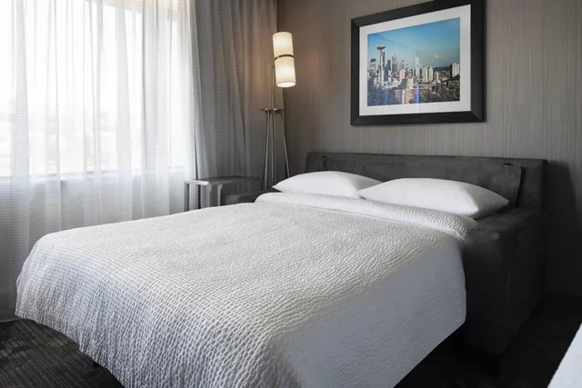 غرفة بسرير كينج مع أريكة، Courtyard By Marriott Seattle Downtown Lake Union 5/8
