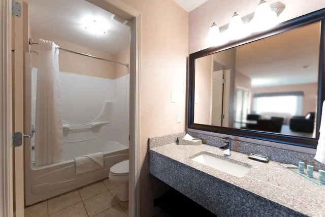 جناح بسرير كينج وسرير كوين مع أريكة بمطبخ صغير، Prestige Cranbrook Hotel, BW Premier Collection 4/5