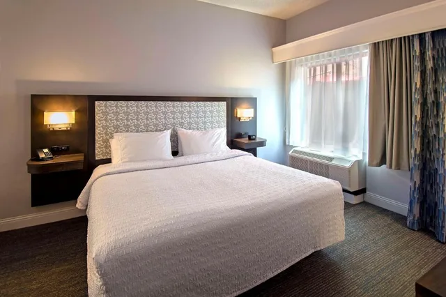 جناح بسرير كينج مع أريكة لذوي الإعاقة، Hampton Inn Suites Fairfield 1/4
