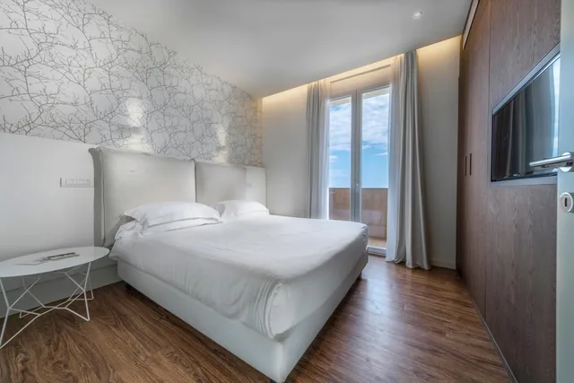 S Suite, Triple, Hotel Select Suites & Spa 9/10