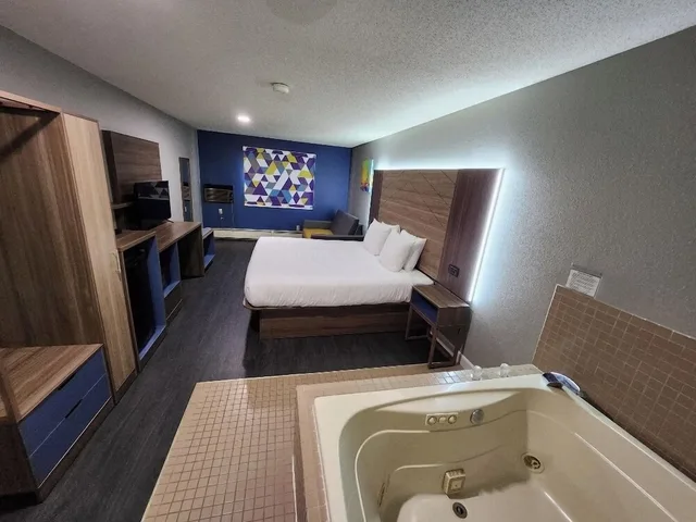 Suite, King Bed, Super 8 by Wyndham Hayward WI 2/2