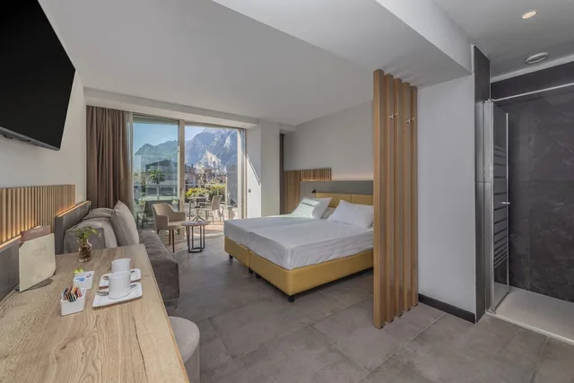 غرفة ديلوكس كبيرة بسريرين منفصلين بشرفة مع أريكة، Hotel Garda 4/6
