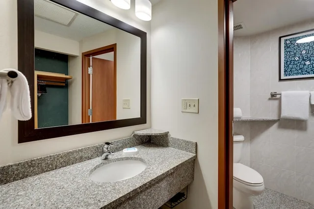 جناح بسرير كينج بغرفتين مع أريكة، Drury Inn and Suites Montgomery 2/3