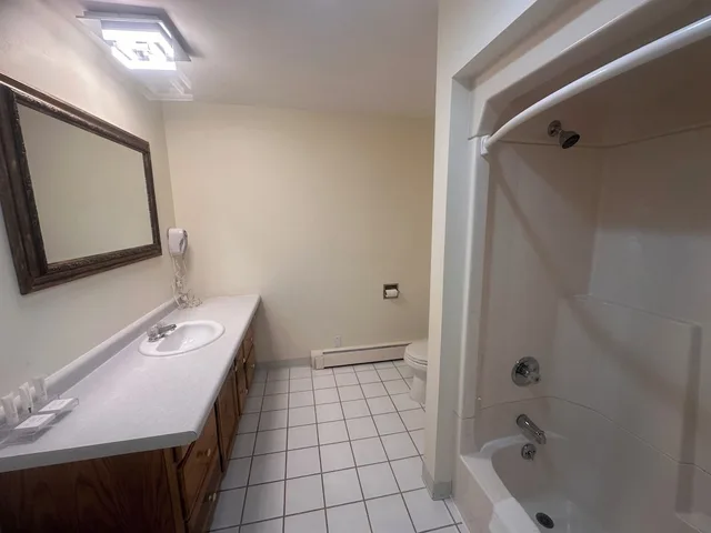 غرفة قياسية بسرير كينج، Pictured Rocks Inn & Suites 7/7